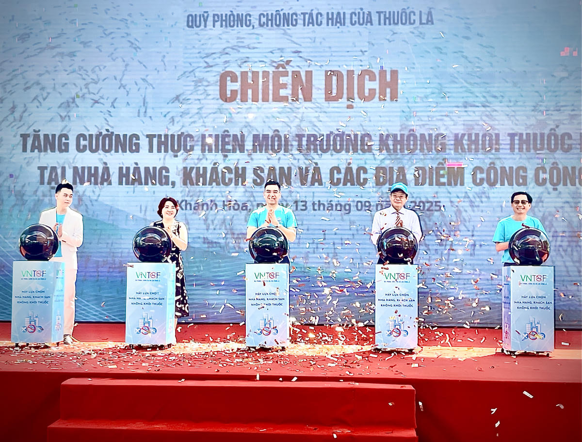 Bẩm nút khởi động Lễ Phát đông phòng chống tác hại thuốc là tại Nha Trang - Khánh Hòa Ảnh: Thùy Trang.