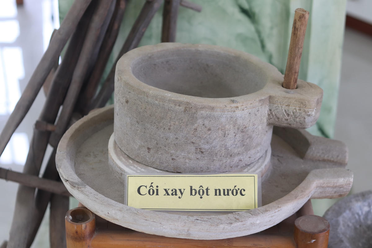 Cối giã gạo xưa, máy xát gạo bằng gỗ và cối xay bột nước là 3 trong nhiều công cụ đại diện cho nhóm chế biến sản phẩm nông nghiệp. Ảnh: Đình Minh