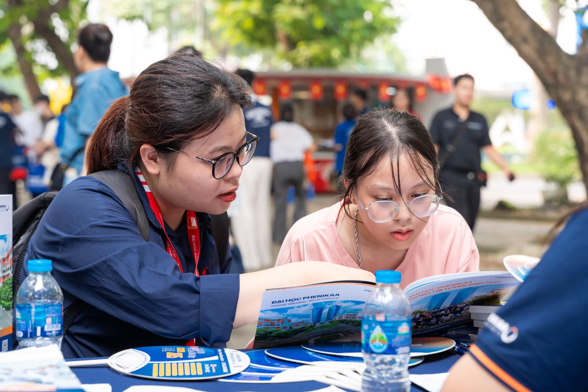 Thí sinh và phụ huynh tìm hiểu thông tin tuyển sinh của trường đại học. Ảnh: N.H.