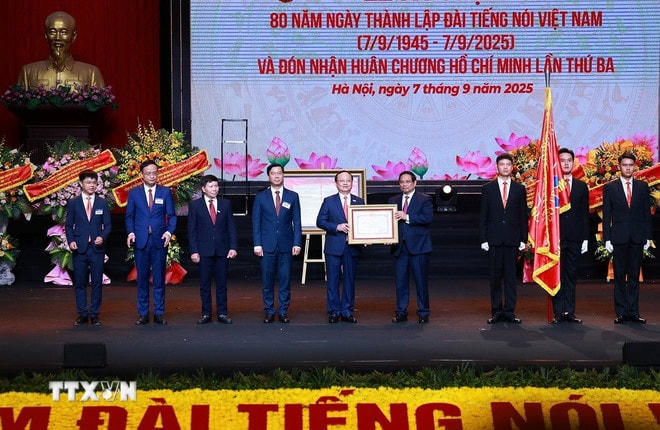 ttxvn-thu-tuong-du-le-ky-niem-80-nam-ngay-thanh-lap-dai-tieng-noi-viet-nam-12.jpg