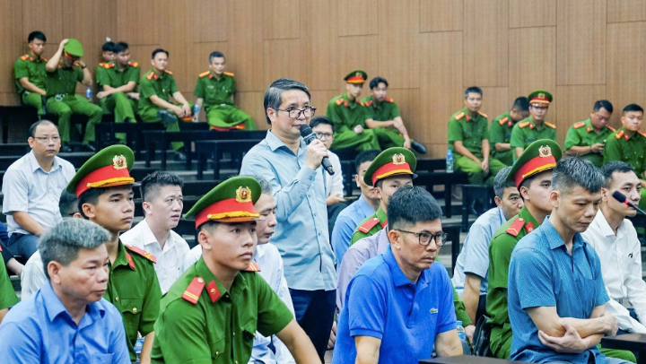 Cựu Phó Chủ nhiệm Văn phòng Quốc hội Phạm Thái Hà trả lời tại phiên toà. Ảnh: Giang Long.