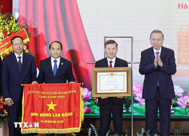 Tổng Bí thư Tô Lâm trao tặng Danh hiệu Anh hùng Lao động cho Tòa án Nhân dân tối cao. (Ảnh: Phạm Kiên/ TTXVN)