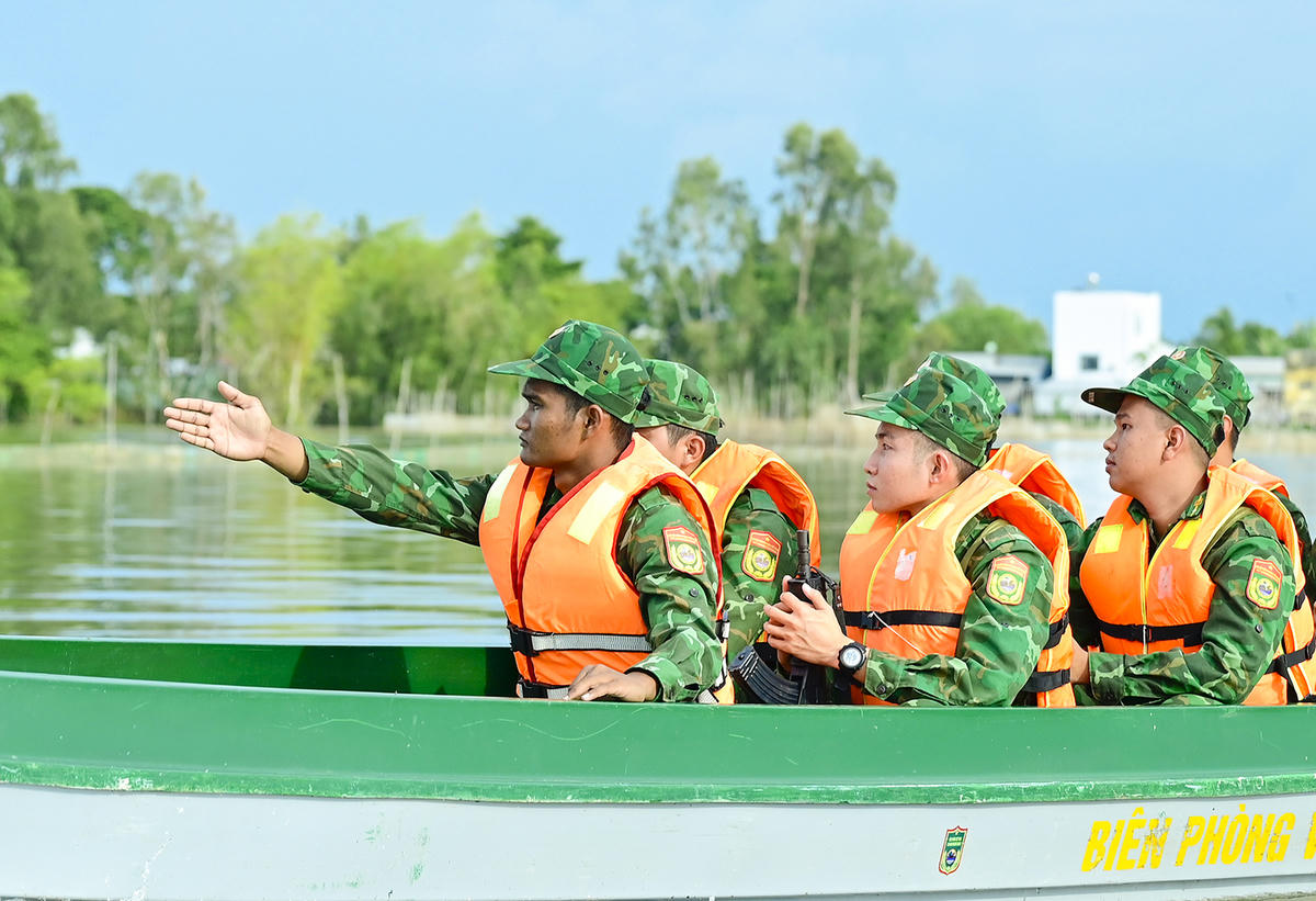 Tổ tuần tra khép kín biên giới, đặc biệt là những nơi các đối tượng thường
xuyên tìm cách để vận chuyển hàng lậu về nước ta. Ảnh Nguyễn Minh. 