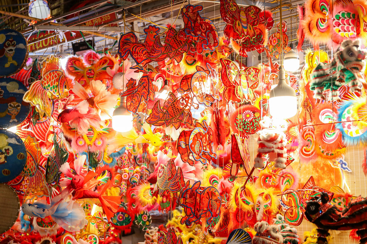 Đèn cá chép làm bằng giấy kính có giá từ  40.000 - 120.000 đồng/chiếc.