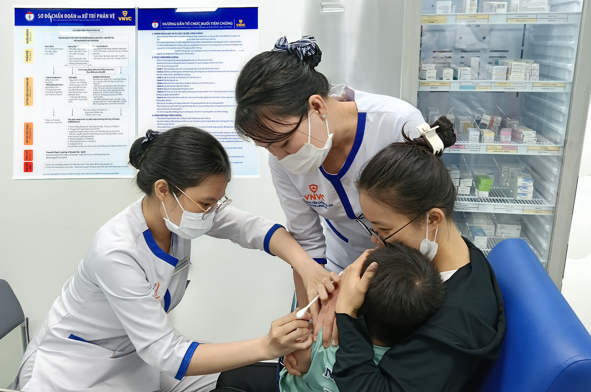VNVC có hệ thống gần 240 trung tâm tiêm chủng trên khắp cả nước, phục vụ hàng chục triệu liều vaccine chất lượng cao, bảo vệ sức khỏe cho trẻ em và người lớn trong suốt gần 10 năm qua. Ảnh: Mộc Thảo.