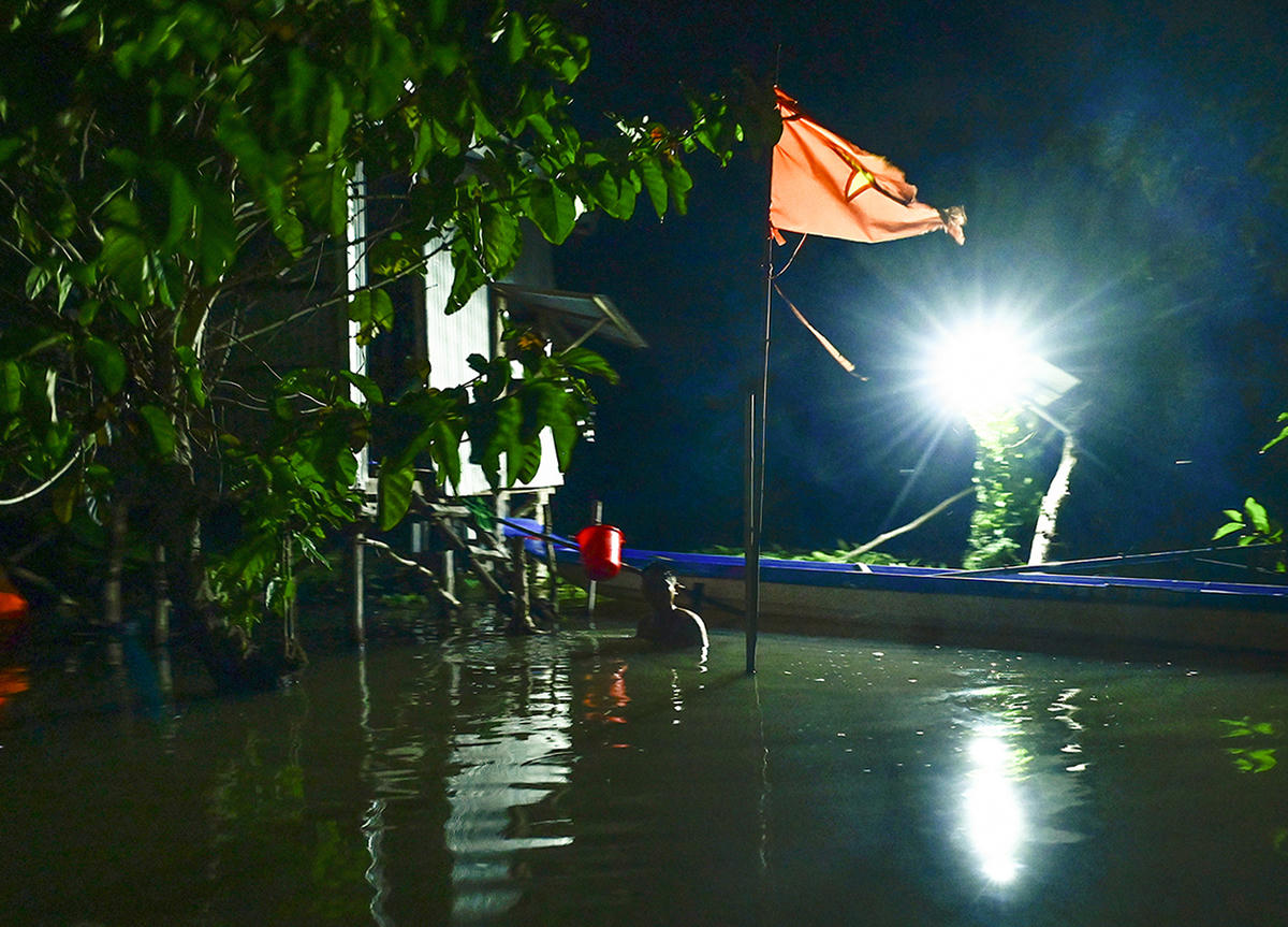 Chốt của đồn biên phòng Vĩnh Nguơn giữa đồng nước nổi luôn sáng đèn kiểm soát chặt tình hình biên giới. Ảnh Nguyễn Minh. 