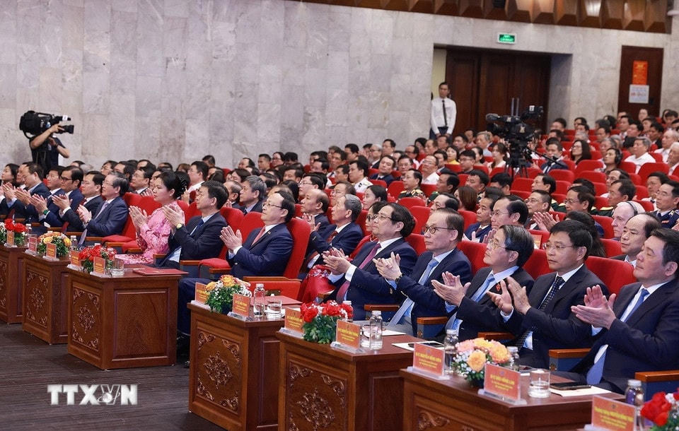 Thủ tướng Phạm Minh Chính và các đại biểu tham dự Lễ kỷ niệm 80 năm Ngày thành lập Đài Tiếng nói Việt Nam. (Ảnh: Dương Giang/TTXVN)