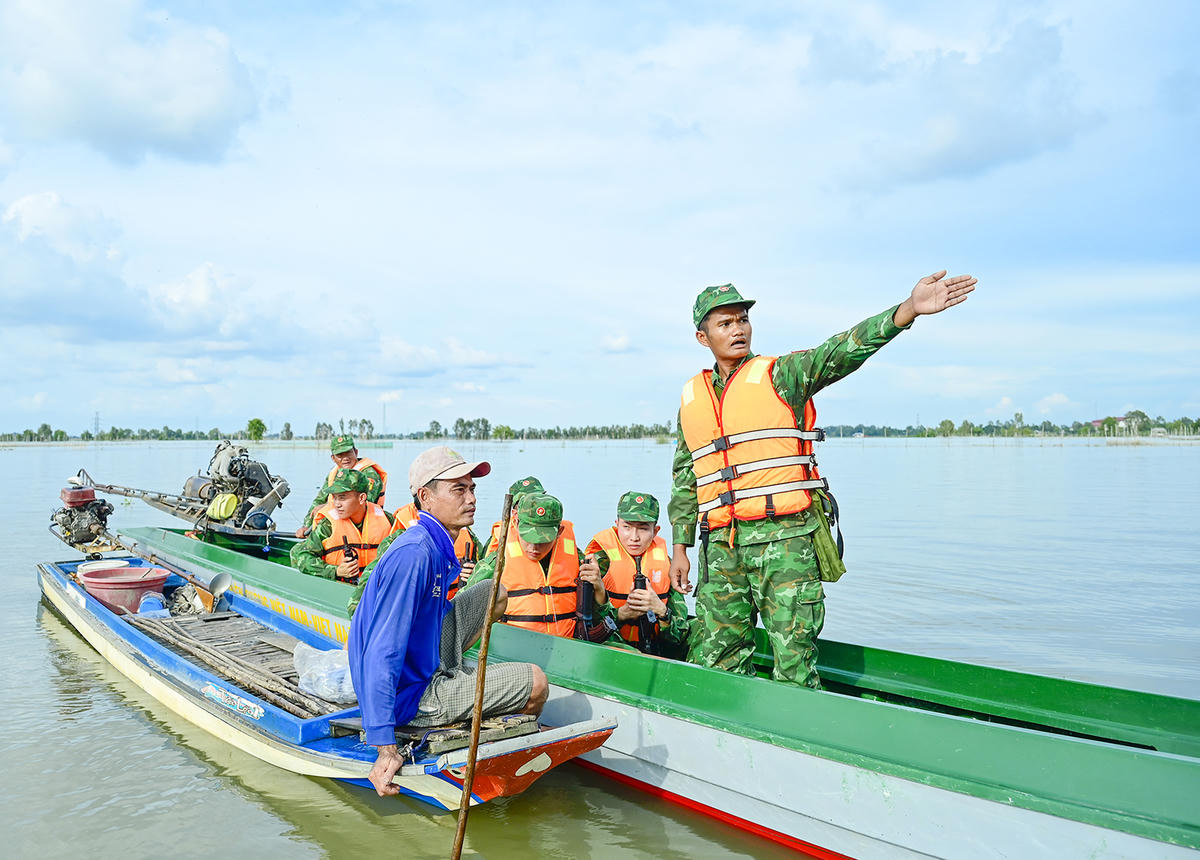 Ngoài tuần tra, kiểm soát biên giới, cán bộ chiến sĩ thường xuyên tuyên truyền công tác đồng hành với đồn trong phòng chống buôn lậu, an ninh với bà con làm nghề chài lưới khu vực biên giới. Ảnh Nguyễn Minh. 