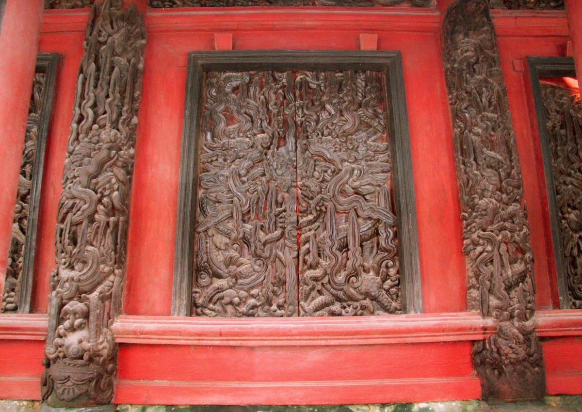 Điểm nổi bật trong nghệ thuật điêu khắc của di tích là ở các ô cửa tiền đường với các hình tượng dân gian như: rồng chầu, phượng, nghê xen kẽ họa tiết: đao mác, lá hỏa, vân áng và các muông thú: khỉ, nai, chim, rắn… tạo thành các bức phù điêu hoàn chỉnh, mang giá trị nghệ thuật cao.
