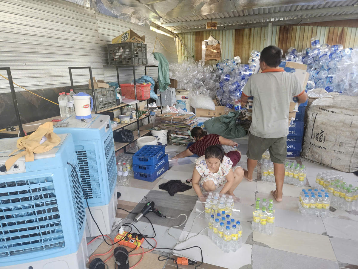 Bên trong xưởng sản xuất giấm giả. Ảnh: Nguyễn Tú