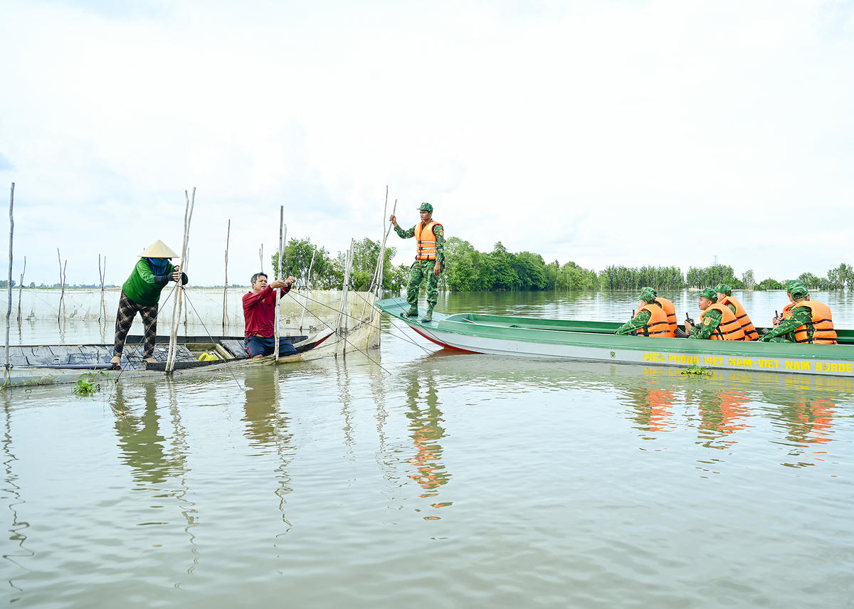 Với quyết tâm, trách nhiệm được Tổ quốc giao phó, nhan dân tin tưởng những người lính biên phòng Vĩnh Nguơn luôn bám sát địa bàn, vận động, gắn kết với nhân dân trong chung ta siết chặt biên giới không để các đối tượng xấu vận chuyển hàng hóa trái phép vào nước ta. Ảnh Nguyễn Minh. 