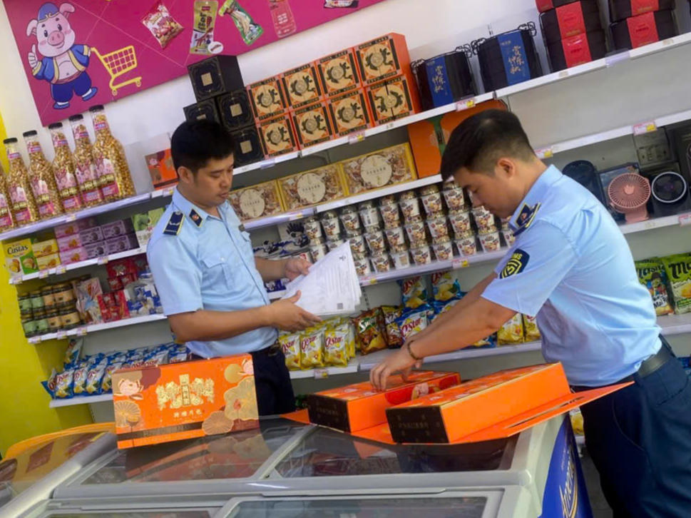 Lực lượng chức năng kiểm tra việc kinh doanh bánh trung thu tại Hà Nội. Ảnh: Chi cục QLTT.