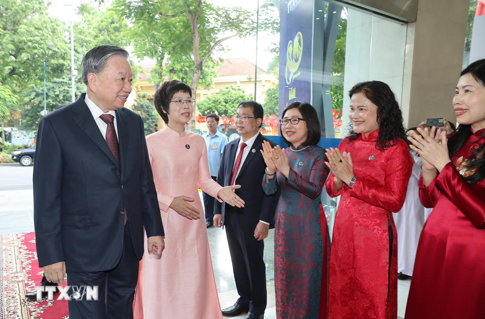 Tổng Giám đốc TTXVN Vũ Việt Trang đón Tổng Bí thư Tô Lâm dự Lễ kỷ niệm 80 năm Thông tấn xã Việt Nam. (Ảnh: Lâm Khánh/TTXVN).