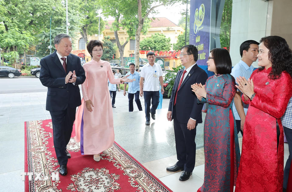 Tổng Giám đốc TTXVN Vũ Việt Trang đón Tổng Bí thư Tô Lâm dự Lễ kỷ niệm 80 năm Thông tấn xã Việt Nam. (Ảnh: Thống Nhất/TTXVN).