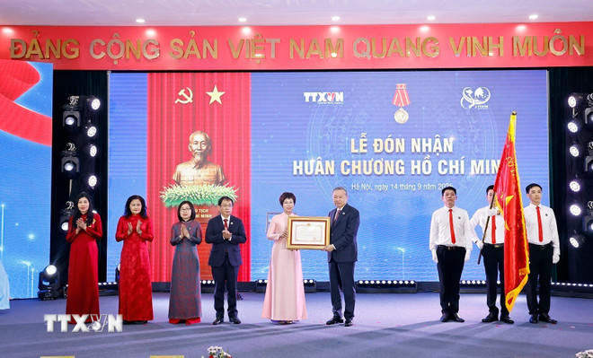  Tổng Bí thư Tô Lâm trao Huân chương Hồ Chí Minh lần thứ ba cho Thông tấn xã Việt Nam. (Ảnh: Doãn Tấn/TTXVN).