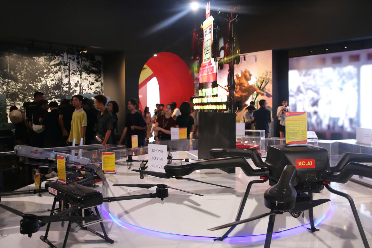 Triển lãm Thành tựu đất nước thu hút đông đảo người dân và du khách. Ảnh: Tiến Đạt.