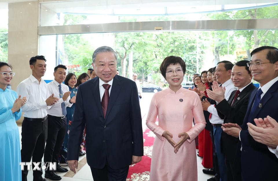 Tổng Giám đốc TTXVN Vũ Việt Trang đón Tổng Bí thư Tô Lâm dự Lễ kỷ niệm 80 năm Thông tấn xã Việt Nam. (Ảnh: Lâm Khánh/TTXVN).