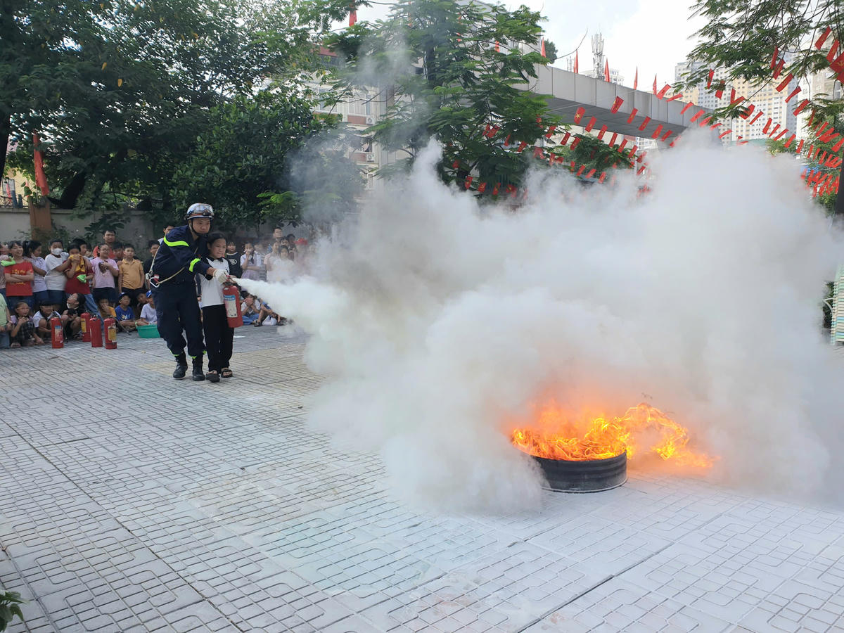 Sử dụng bình chữa cháy mini để dập lửa.