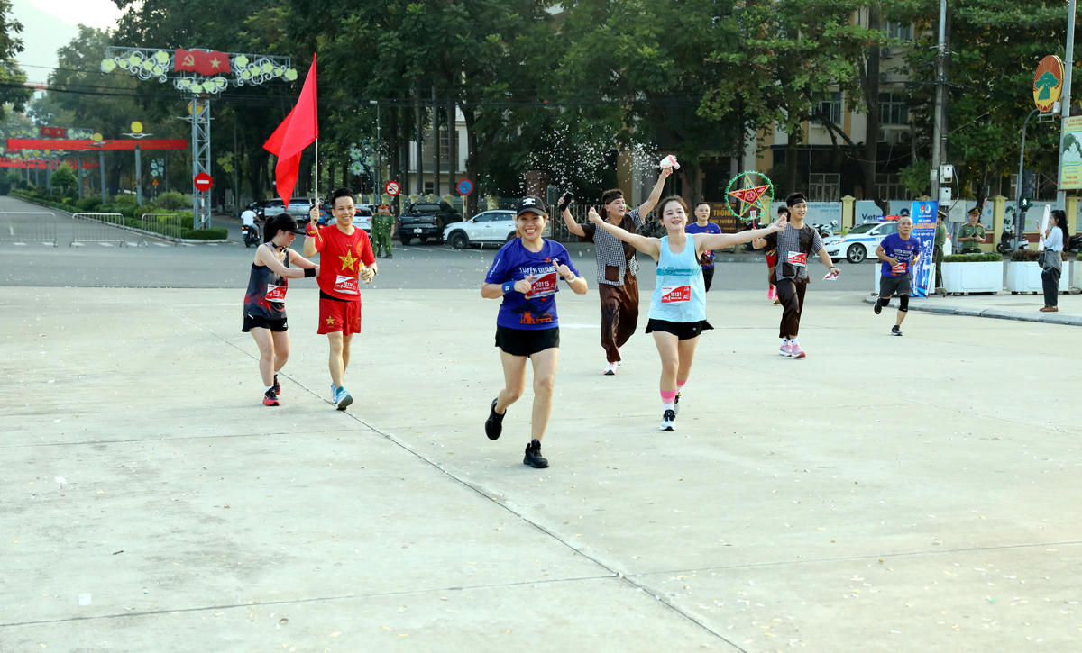 Các vận động viên vui mừng khi sắp cán đích. Ảnh: Đ.S.