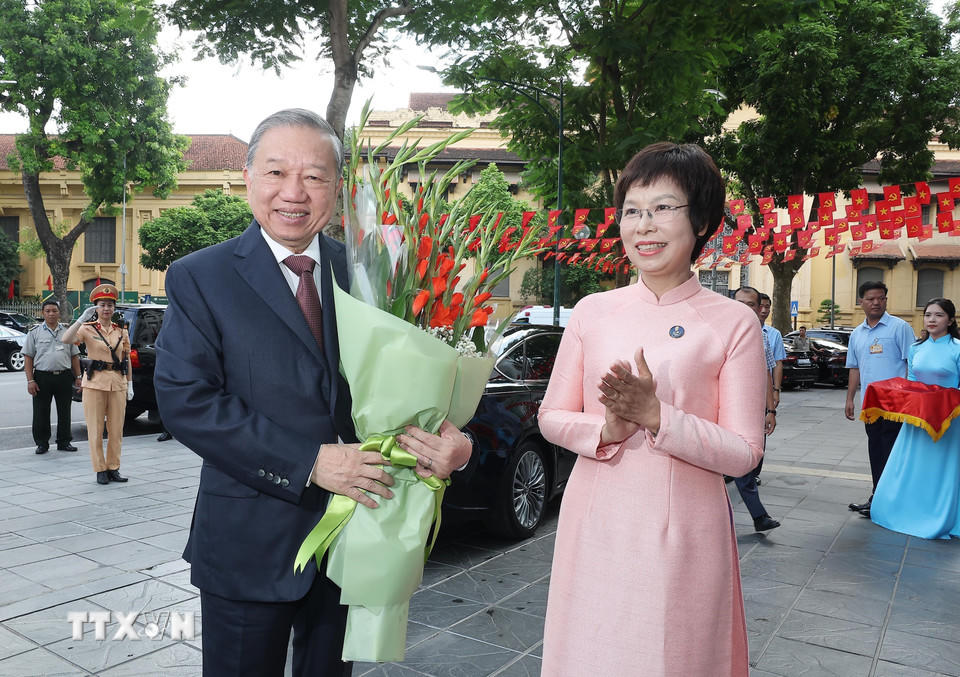 Tổng Giám đốc TTXVN Vũ Việt Trang đón Tổng Bí thư Tô Lâm dự Lễ kỷ niệm 80 năm Thông tấn xã Việt Nam. (Ảnh: Lâm Khánh/TTXVN).