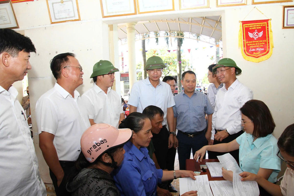 Phó Chủ tịch Thường trực UBND TP Hải Phòng Lê Anh Quân kiểm tra công tác chi trả tiền giải phóng mặt bằng của xã Kiến Hưng. Ảnh: Việt Cường. 