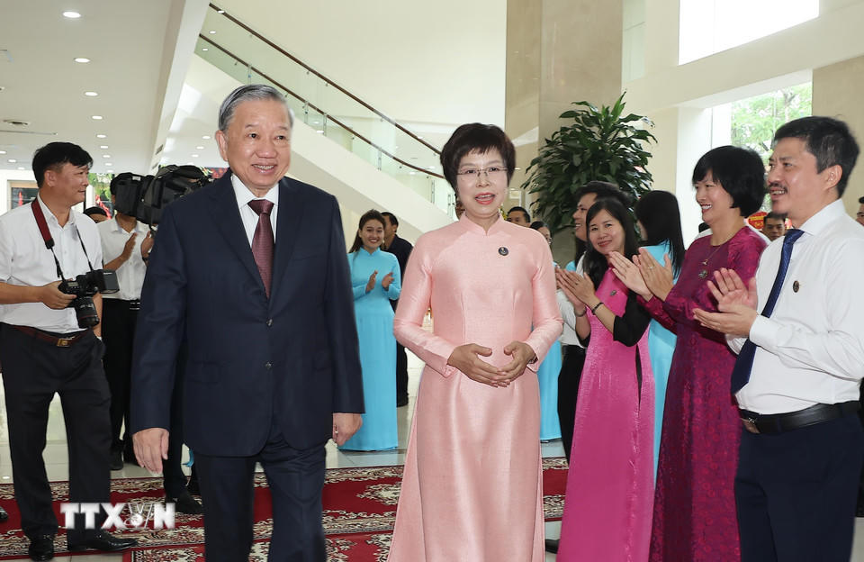 Tổng Giám đốc TTXVN Vũ Việt Trang đón Tổng Bí thư Tô Lâm dự Lễ kỷ niệm 80 năm Thông tấn xã Việt Nam. (Ảnh: Lâm Khánh/TTXVN).