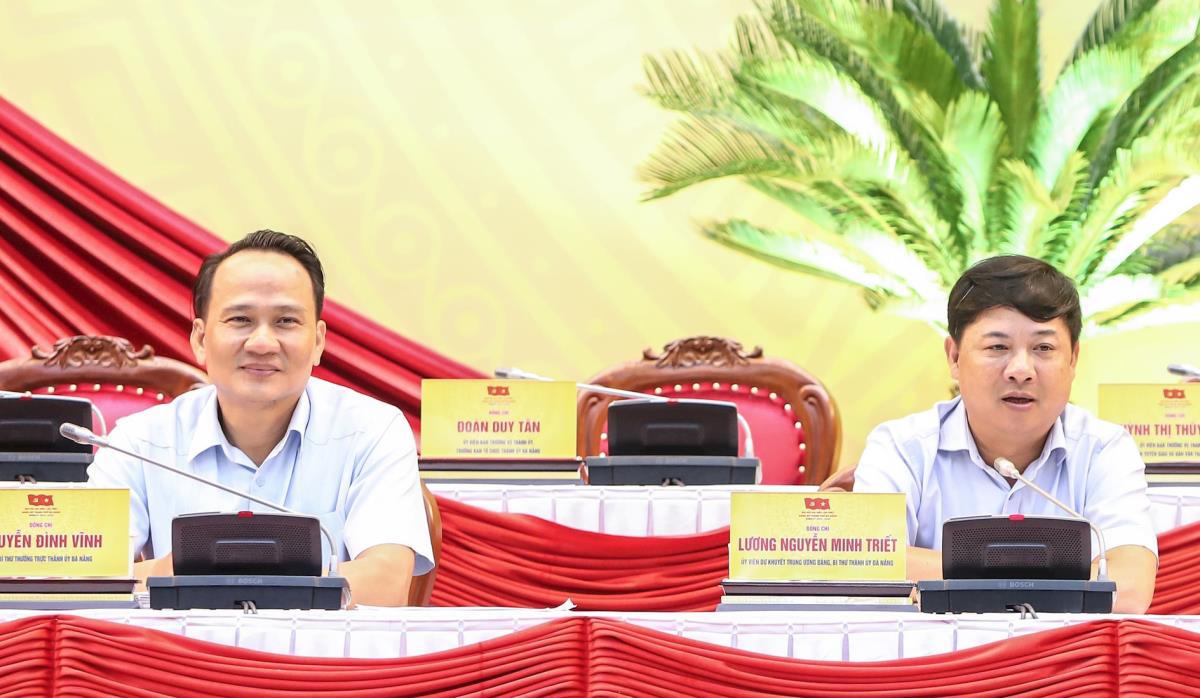 Bí thư Thành ủy Đà Nẵng Lương Nguyễn Minh Triết (bên phải) và Phó Bí thư Thường trực Thành ủy Nguyễn Đình Vĩnh kiểm tra khâu tổ chức đại hội. Ảnh: Nguyễn Tú.