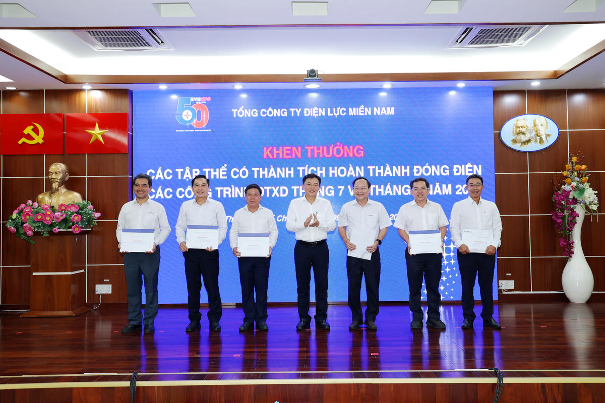 Phó Tổng giám đốc EVNSPC Đào Hoà Bình khen thưởng các tập thể có thành tích hoàn thành đóng điện các công trình đầu tư xây dựng tháng 7 và tháng 8/2025. 