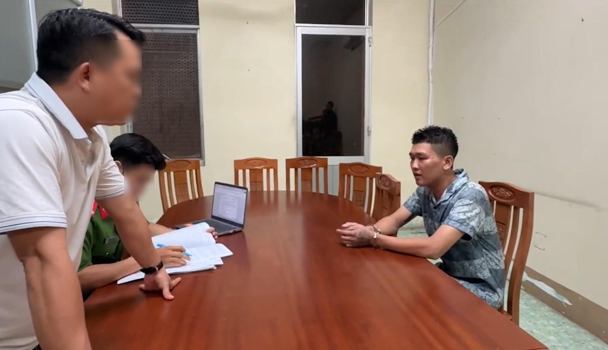 Một trong các đối tượng tại cơ quan công an. Ảnh: Chụp màn hình từ clip Công an cung cấp.