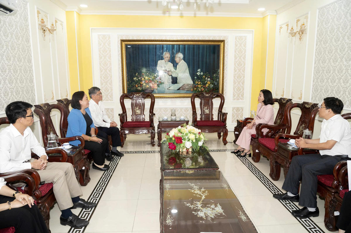 Phó Chủ tịch Thường trực Ủy ban Mặt trận Tổ quốc Việt Nam TP Hồ Chí Minh Trương Thị Bích Hạnh tiếp lãnh đạo Sở GD&ĐT thành phố. Ảnh: A.H.