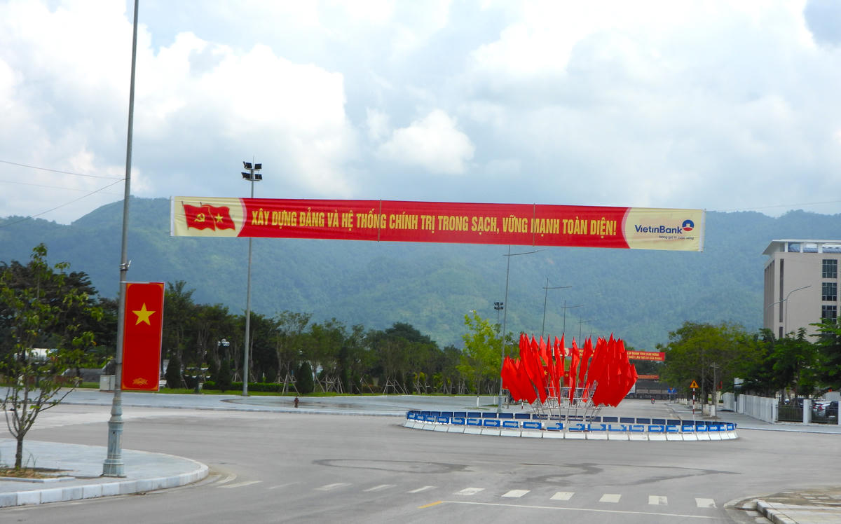 Đường phố Cao Bằng rợp cờ, khẩu hiệu tuyên truyền về Đại hội. Ảnh: Đức Sơn.