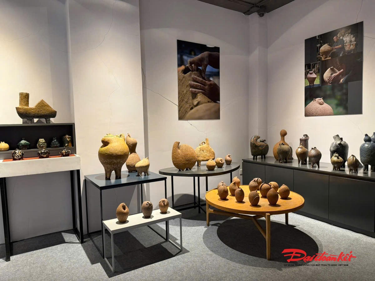 “Gốm Mường” với các nguyên liệu cốt đất sét, men gio, đất tổ mối… được khai thác ngay tại bảo tàng Không gian Văn hoá Mường và khu vực xung quanh. Các tác phẩm gốm đều là độc bản. Ảnh: HM.