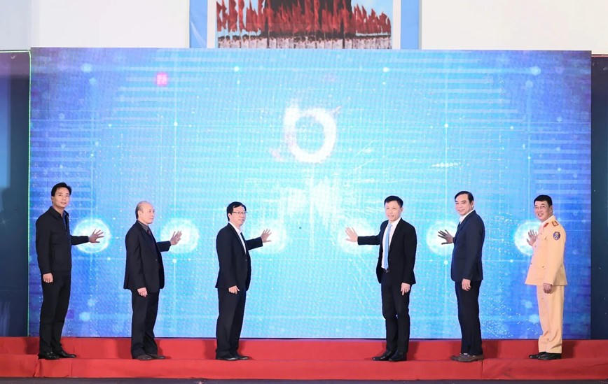 Các đại biểu thực hiện nghi thức phát động Chương trình truyền thông "Vì An toàn giao thông Thủ đô” năm 2025. 