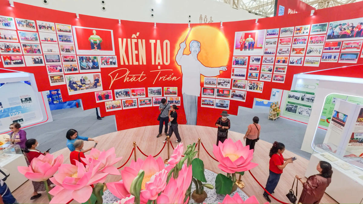 Với chủ đề “Kiến tạo, phát triển”, không gian triển lãm của MTTQ Việt Nam mang lại trải nghiệm đặc biệt và thú vị cho du khách đến tham quan Triển lãm thành tựu đất nước.