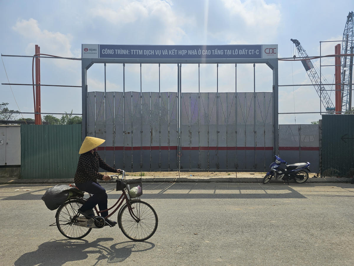 Dự án Vinh Heritage do Công ty Cổ Phần Hóa Dầu Quân Đội (Mipec) và Công Ty CP Đầu Tư và Xây Dựng Tràng An xây dựng, phát triển trên lô đất của trục đường Lê Mao kéo dài thuộc phường Trường Vinh (tỉnh Nghệ An). Dự án có tổng quy mô lên tới 43ha, bao gồm các loại hình sản phẩm: khu thấp tầng, cao tầng và khu thương mại dịch vụ. Theo thiết kế, khu cao tầng có hai tòa tháp: CT-C (Signature) và CT-A (tháp đôi Premier gồm P1 và P2), với tổng cộng 954 căn hộ. Ảnh: Quốc Thanh.