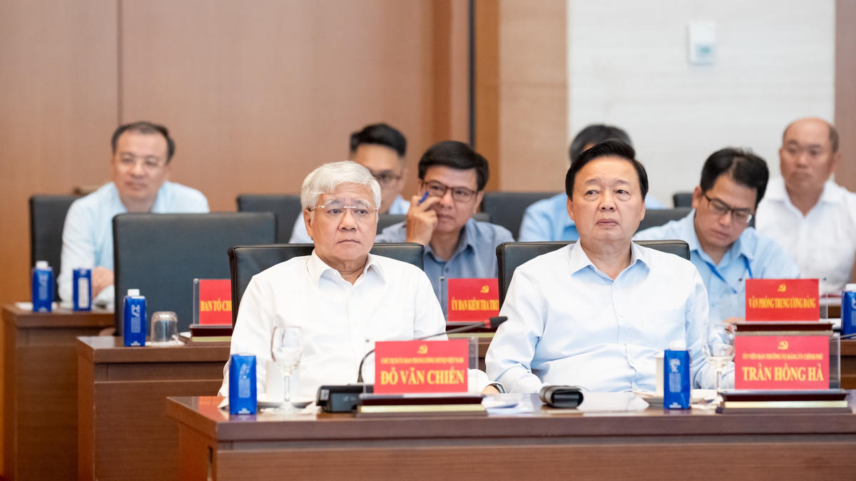 Ủy viên Bộ Chính trị, Bí thư Trung ương Đảng, Chủ tịch Ủy ban Trung ương Mặt trận Tổ quốc Việt Nam Đỗ Văn Chiến và các đại biểu dự Hội nghị. Ảnh: Phạm Thắng.