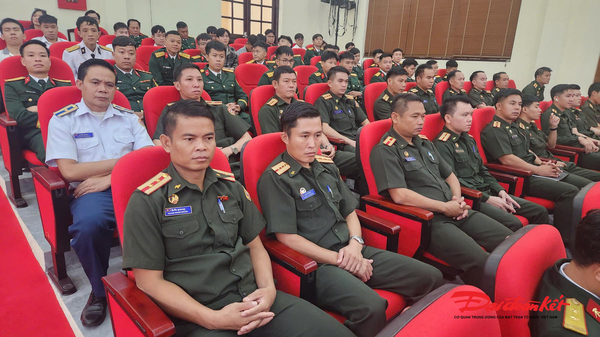 Các học viên quân đội Nhân dân Cách mạng Lào tại Lễ khai giảng năm học. Ảnh: Hồng Phúc.
