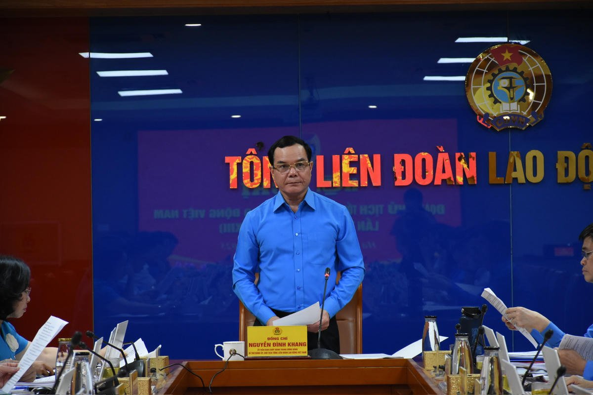 Ông Nguyễn Đình Khang, Phó Chủ tịch UBTƯ MTTQ Việt Nam, Chủ tịch Tổng LĐLĐ Việt Nam phát biểu tại hội nghị. Ảnh: N. P