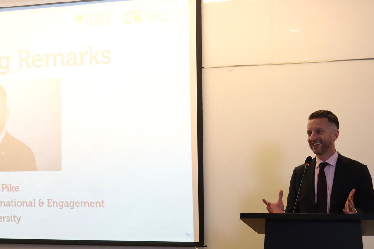 Ông Layton Pike - Phó Hiệu trưởng phụ trách Quốc tế và Hợp tác của Đại học quốc tế RMIT phát biểu tại chương trình. Ảnh: Tuyết Lưu.