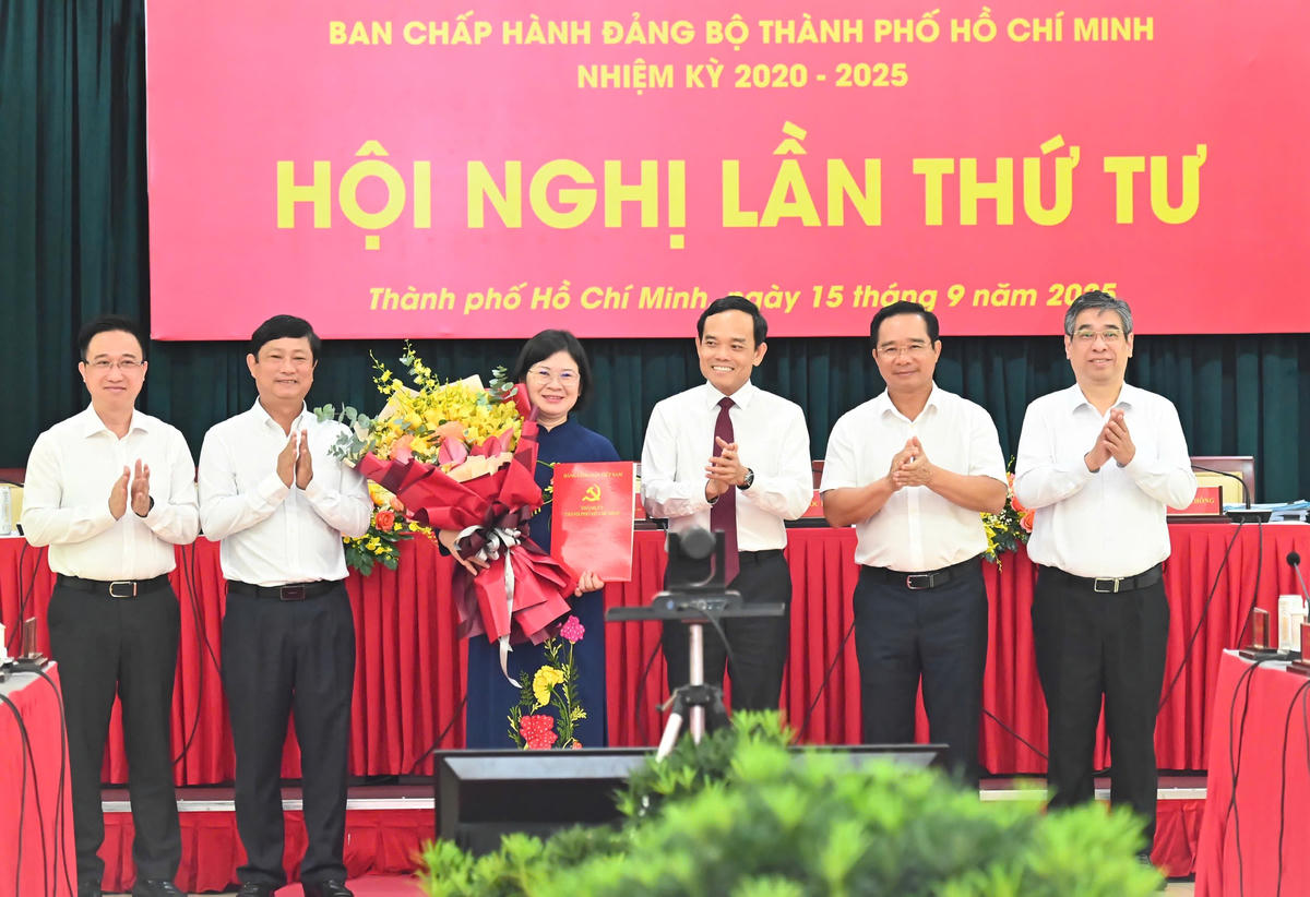 Các lãnh đạo TP Hồ Chí Minh chúc mừng tân Phó Bí thư Thành ủy TP Hồ Chí Minh Văn Thị Bạch Tuyết. Ảnh: Việt Dũng/SGGP.