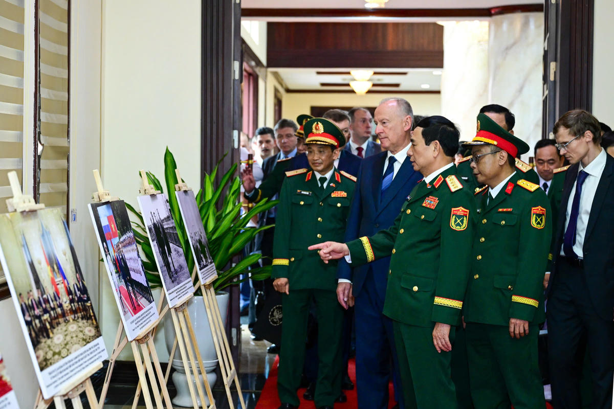 Bộ trưởng Phan Văn Giang và Trợ lý Tổng thống, Chủ tịch Hội đồng Biển Liên bang Nga Nikolai Patrushev tham quan triển lãm ảnh về hợp tác quốc phòng Việ t- Nga. Ảnh: Việt Trung.