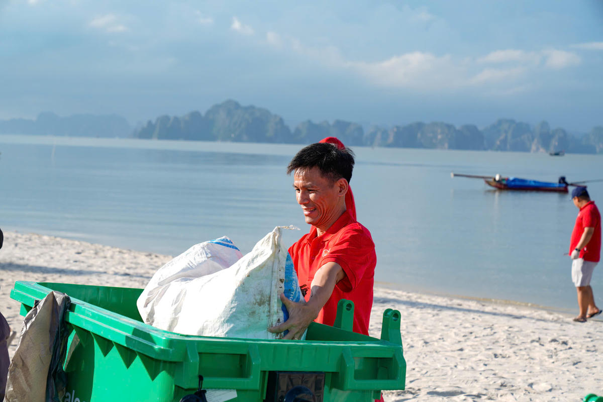 Gần 600 “chiến binh” Vietjet đồng loạt ra quân làm sạch biển Hạ Long