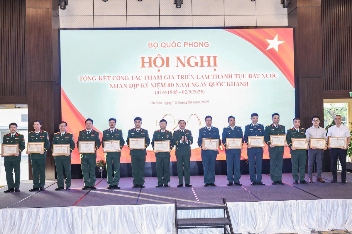 Thượng tướng Trương Thiên Tô trao thưởng cho các tập thể, cá nhân có thành tích xuất sắc trong công tác phục vụ Triển lãm Thành tựu Đất nước. Ảnh: Quang Vinh.