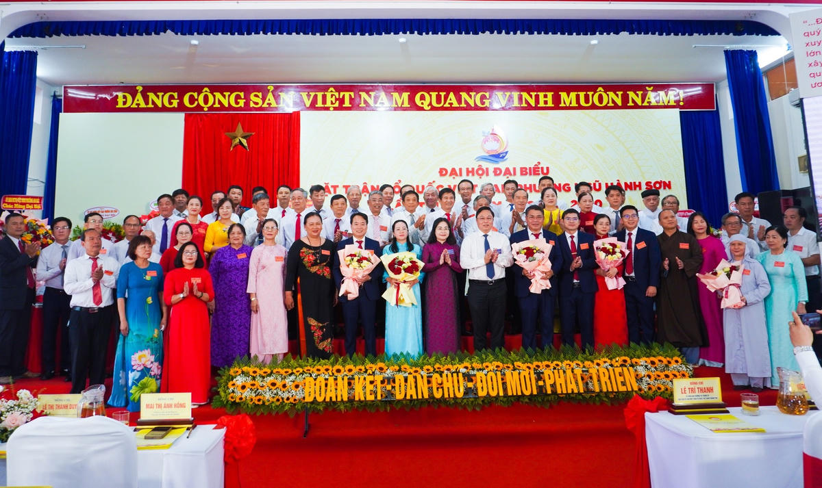 Lãnh đạo Ủy ban Mặt trận Tổ quốc Việt Nam TP Đà Nẵng và phường Ngũ Hành Sơn chúc mừng đại hội. Ảnh: Như Ý.