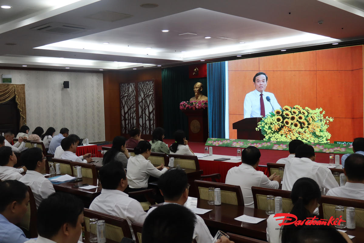 Phát biểu của ông Trần Lưu Quang - Bí thư Thành ủy TP Hồ Chí Minh được truyền hình ảnh tới phòng Hội nghị đại biểu phường, xã, đặc khu. Ảnh: Hồng Phúc.