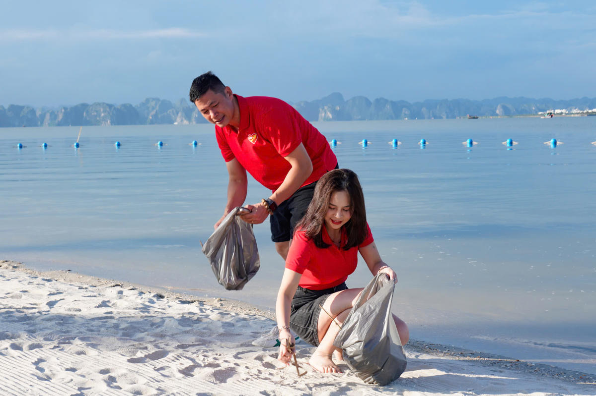 Gần 600 “chiến binh” Vietjet đồng loạt ra quân làm sạch biển Hạ Long