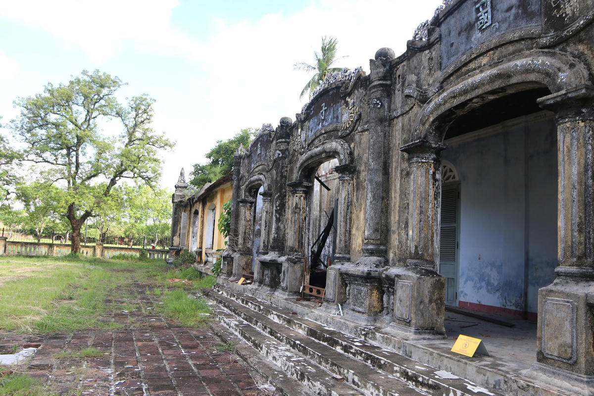 Ông Hoàng Việt Trung, Giám đốc Trung tâm Bảo tồn Di tích Cố đô Huế cho biết, sau khi tiếp nhận lại di tích từ Bảo tàng Lịch sử Thừa Thiên Huế, đơn vị lập hồ sơ báo cáo nghiên cứu khả thi, tổ chức khảo sát, đánh giá hiện trạng để đưa ra phương án bảo quản, tu bổ. Ngày 5/9, dự án được UBND TP Huế phê duyệt đầu tư, với thời gian dự kiến khởi công vào quý IV/2025, với tổng kinh phí hơn 108 tỷ đồng. Ảnh: N.Q.