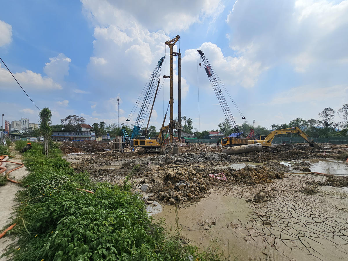 Ngày 15/9, ghi nhận của phóng viên Báo Đại đoàn kết, nhà thầu thi công đang tập trung máy móc thiết bị thi công khoan cọc nhồi. Ảnh: Quốc Thanh.