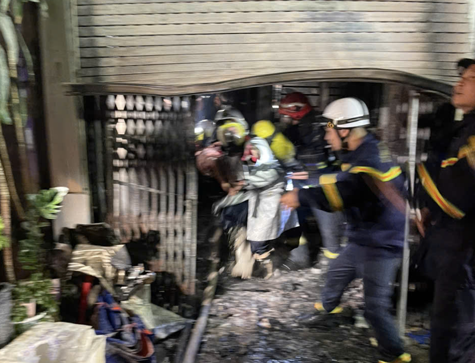 Lực lượng chức năng kịp thời giải cứu 3 người mắc kẹt trong đám cháy. Ảnh: CACC.