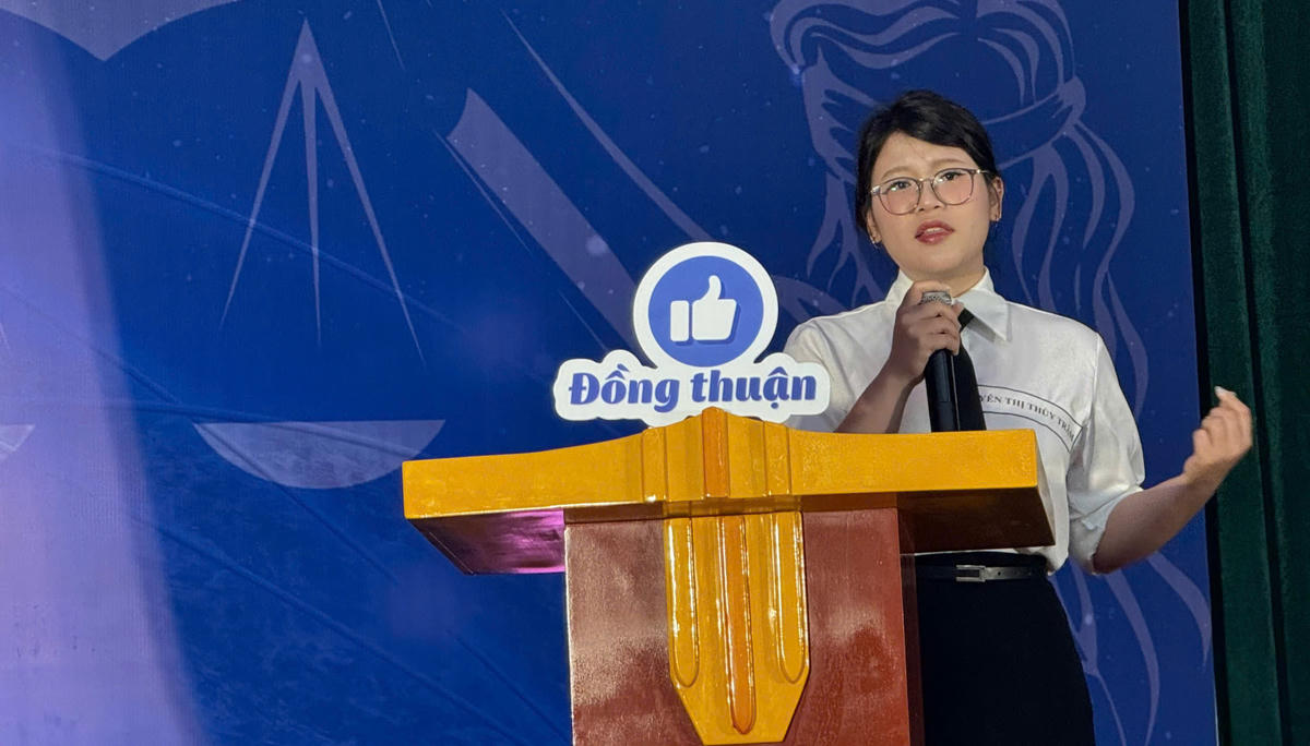 Thí sinh tham gia phần thi hùng biện đối kháng. Ảnh: N.H.